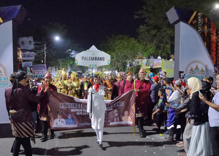 Antusiasme Warga Banjarmasin Pecah Sambut Kontingen Palembang di Karnaval JKPI 2024