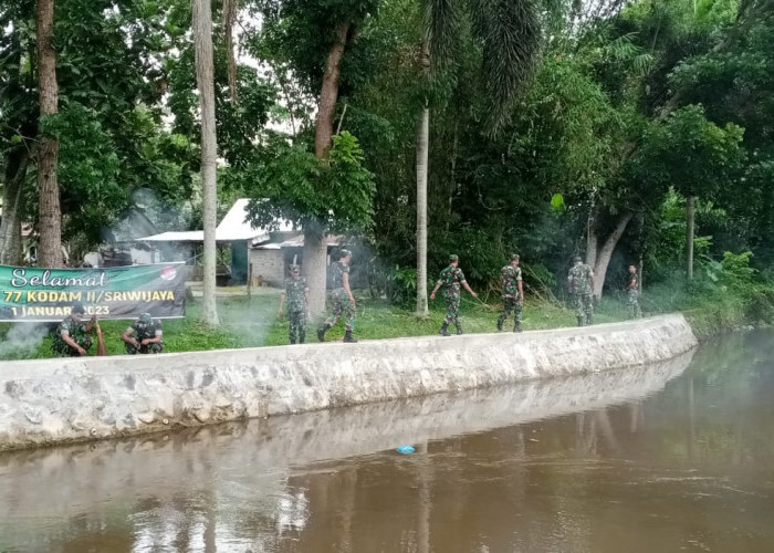 HUT Kodam II/Sriwijaya Ke-77, Kodim 0402/OKI Karya Bakti Pembersihan Bantaran Sungai dan Rumah Ibadah