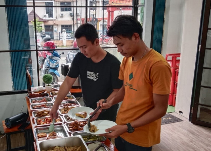 Pelanggan Bebas Ambil Sendiri Nasi dan Lauk, Prasmanan Ala Ampera Raye 2 Palembang
