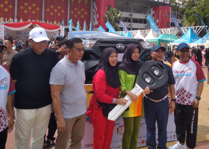 Sasya Raih Daihatsu Ayla, Nia Dapat Tiket Umroh Gratis: Jalan Sehat HUT Sumeks Sukses 