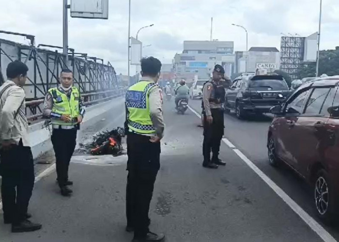  Motor yang Terbakar di Atas Flyover Polda Sumsel Ternyata Milik Guru Agama, Usai Beli Minyak Eceran