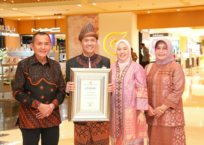 Luar Biasa! Pj Wako Palembang Ratu Dewa Terima Penghargaan Swasti Saba Kabupaten/Kota Sehat dan STBM 2023 