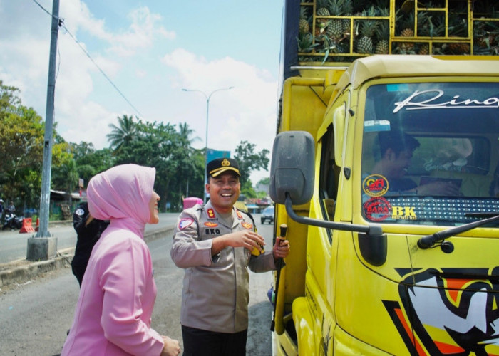 Tali Asih dan Takjil ke Pengguna Jalan Warnai HUT Yayasan Kemala Bhayangkari ke-46 Polres OKI