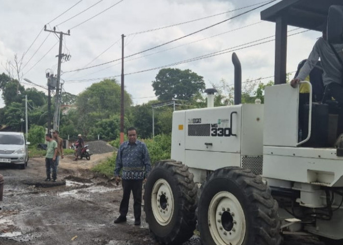 Gerak Cepat Pemkab Ogan Ilir, Akhirnya Perbaiki Jalan Provinsi yang Rusak di Desa Meranjat 1