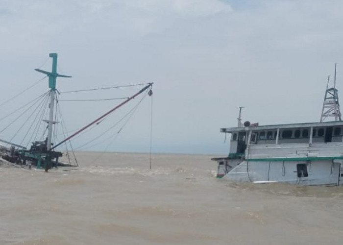 Begini Penampakan Kapal Benua Indah yang Bocor di Perairan Bata Karang Banyuasin, Seluruh Crew Dievakuasi SAR