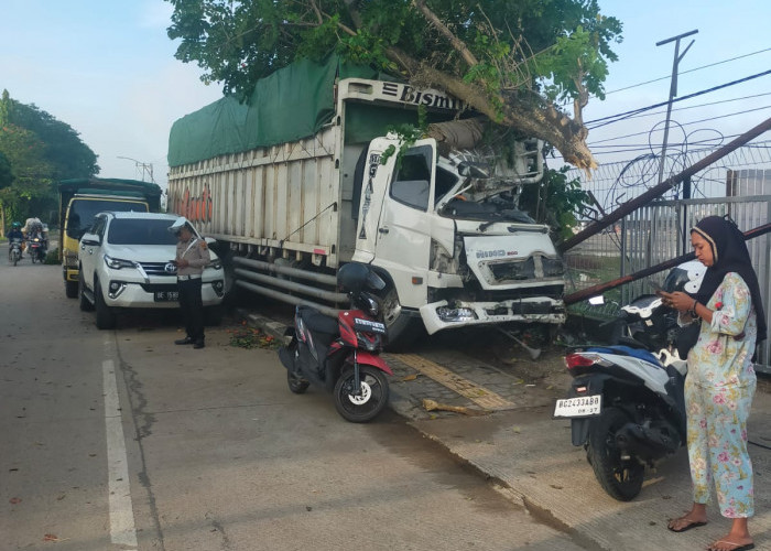 Tabrakan Beruntun di Palembang, Truk Tronton Hantam Kendaraan, Kios hingga Warung Pecel Lele