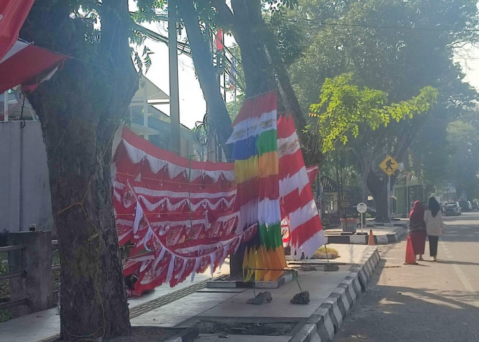 Jalan Protokol Di Kota Palembang Merah Putih, Pedagang Bendera Ramai Menggelar Dagangan