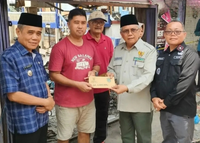 Wabup Ogan Ilir Didampingi Baznas, Serahkan Bantuan untuk Korban Kebakaran di Pemulutan