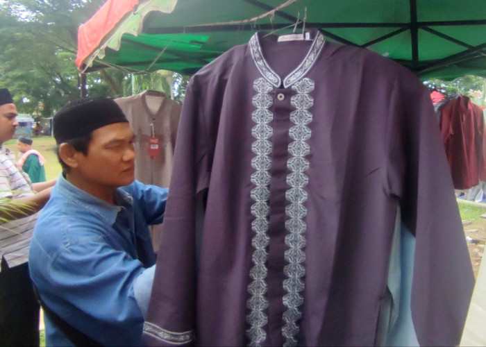 Pertengahan Ramadan, Pedagang Pakaian Muslim di Masjid Agung Palembang Ramai Diserbu Warga