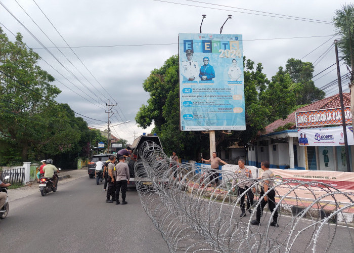 Ratusan Personel dan Kawat Berduri hingga Water Cannon Disiagakan Rekapitulasi Penghitungan Suara di KPU OKI