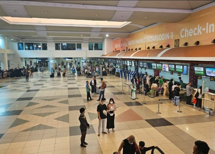 Palembang Masih Diselimuti Asap Karhutla, Belasan Penerbangan di Bandara SMB II Terdampak