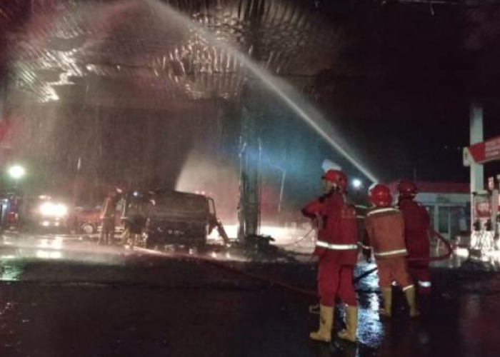 SPBU KM 8 Bengkulu Dilalap Api, 1 Unit Minibus Hangus Terbakar