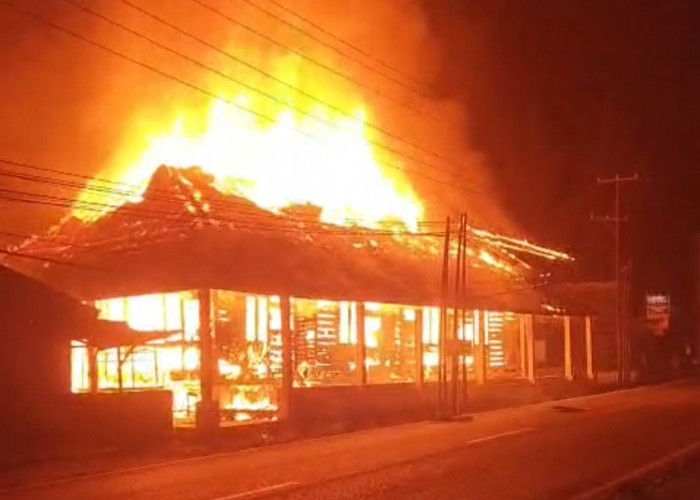 BREAKING NEWS! Kantor Lurah Tanjung Raja Utara Ogan Ilir Ludes Terbakar