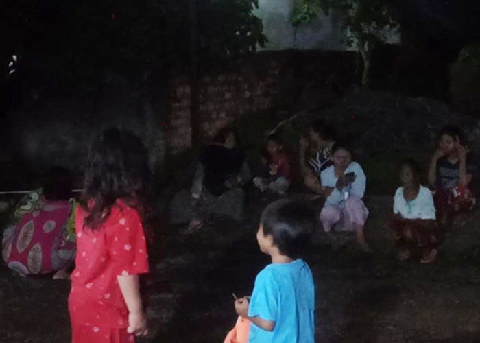 Warga Baturaja Berhamburan Keluar Rumah Saat Gempa di Bengkulu