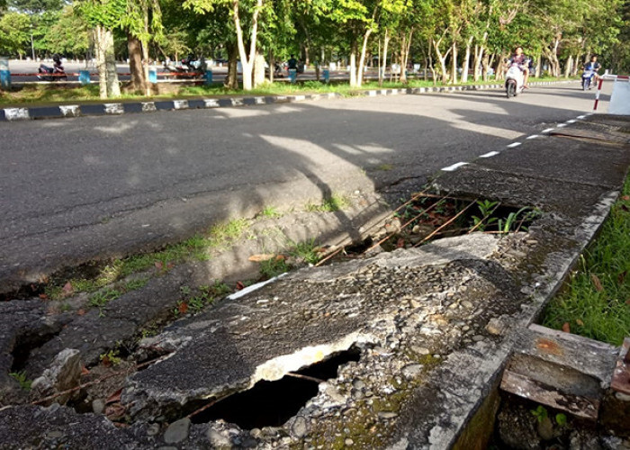 Trotoar Berada Didepan Bekas Lapangan MTQ Kabupaten Lahat Berlubang, Tidak Ada Tanda Peringatan