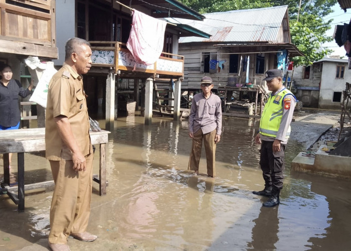 Tanggulangi Bencana Banjir, Bhabinkamtibmas Polsek Tanjung Raja Ogan Ilir Sarankan Kades Bentuk Relawan