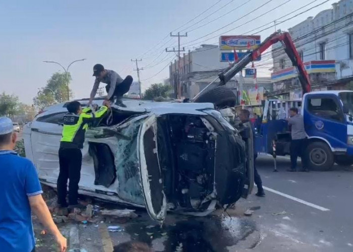 Pajero Putih Terbalik dan Rusak Parah di Jalan Perintis Kemerdekaan Palembang, Nasib Sopir?