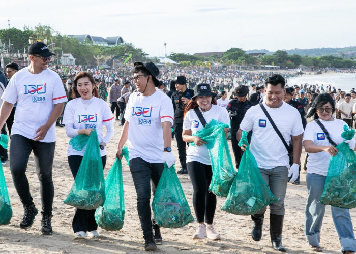 Dukung Gerakan Indonesia ASRI, BRI Peduli Ajak Masyarakat Bersih-bersih Pantai Kedonganan Bali  