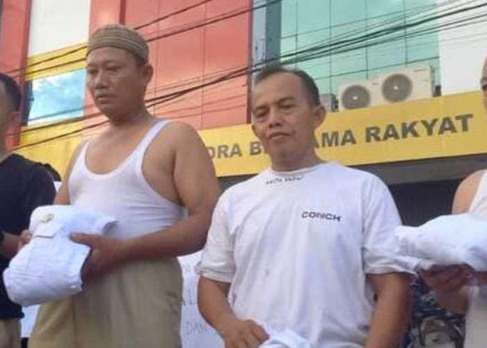 VIRAL! Protes Kader Gerindra Lakukan Aksi Copot Baju Lalu Kirim Pakaiannya ke Prabowo