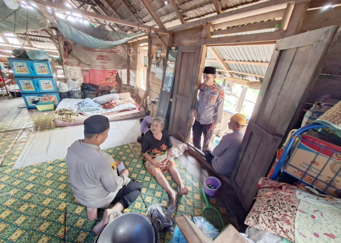 Rumah Lapuk Milik Lansia Rusak Ditimpa Dahan Pohon Roboh, Kapolsek Tanjung Raja Gercep Berikan Santunan