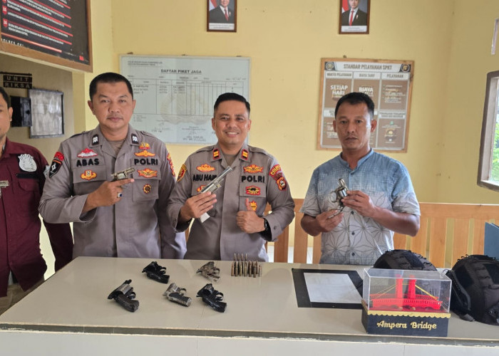 Polsek Pedamaran Timur OKI Terima Serahkan 9 Pucuk Senpi Sukarela dari Warga