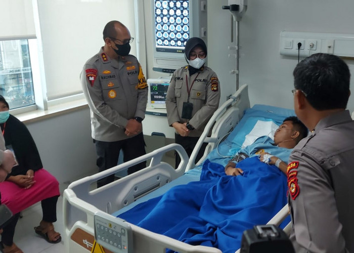 Kapolda Sumsel Besuk 6 Anak Buahnya yang Menderita Sakit saat Bertugas Pengamanan TPS dan Pemungutan Suara