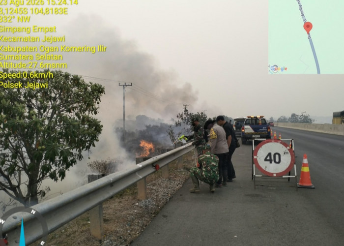 Lahan Pinggiran Ruas Tol Kayuagung KM 356 Jejawi Terbakar, Babinsa Berjibaku Padamkan