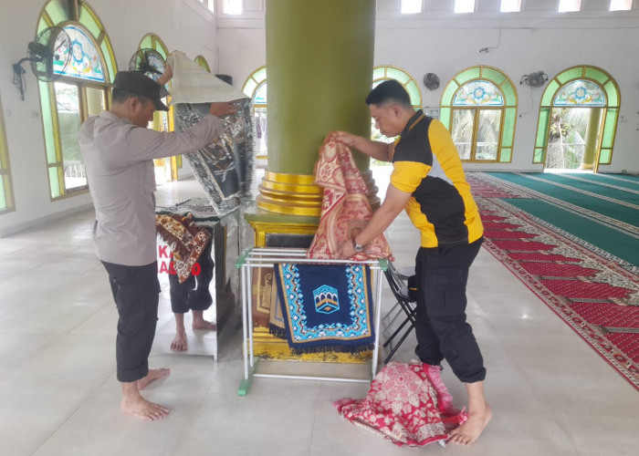 Sambut Ramadan 1446 H, Polsek Tanjung Lubuk Berikan Peralatan Kebersihan ke Masjid 