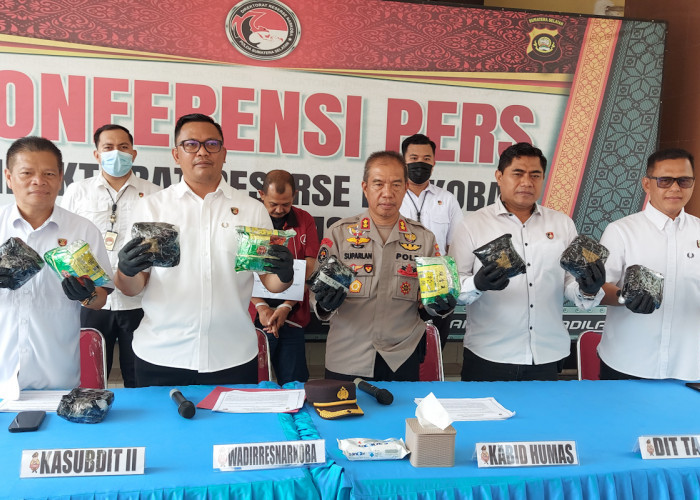 Polda Sumsel Gagalkan Penyelundupan 11 Kilogram Sabu-Sabu di Depan Warung Pempek di Sukarami Palembang 