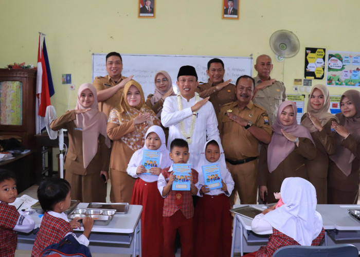 Kepala Dinas Pendidikan Kota Palembang Distribusikan Buku Ramadhan Gratis kepada Siswa