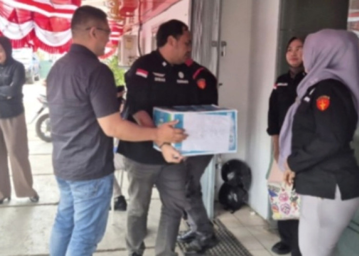 Kejari Teliti Dokumen Barang Bukti hasil Penggeledahan Penyidikan Korupsi Proyek Disperkimtan Palembang