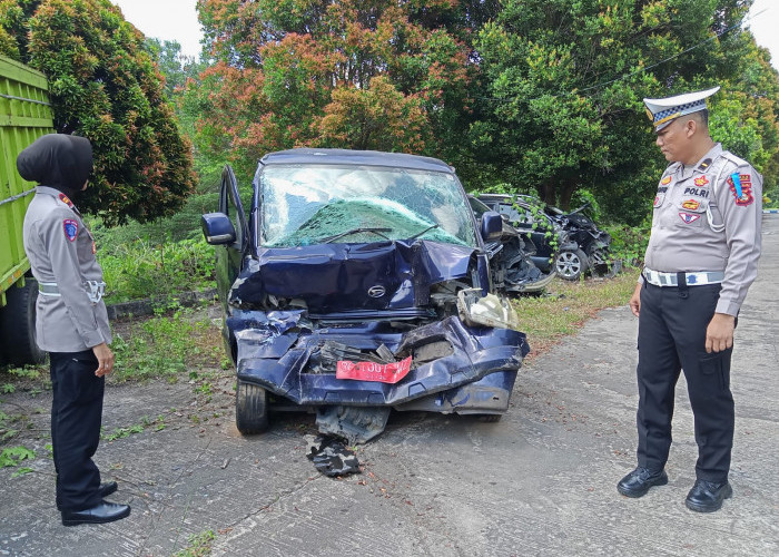 Tabrak Belakang Innova, Pengemudi Mobil Berplat Merah Asal Pagaralam Tewas di Prabumulih 