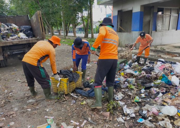 Tindaklanjuti Aduan Masyarakat, Dinas Lingkungan Hidup Muba Bersihkan Sampah di Terminal Randik Sekayu