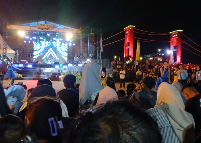 Ribuan Warga Palembang Antusias Nonton Festival Sungai Musi 2025 di Benteng Kuto Besak