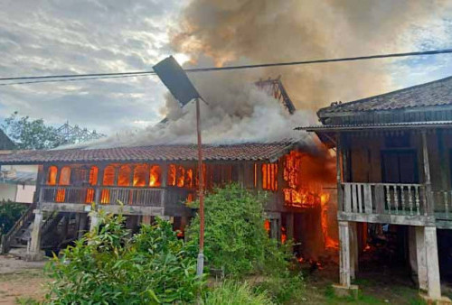 2 Rumah Panggung di Desa Sugih Waras Hangus Terbakar