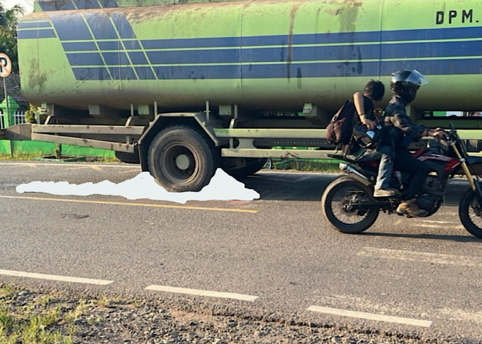 Pemotor Terpental di Perlintasan Gunung Megang, 2 Pelajar Jatuh di Jalur Berlawanan Saat Truk Tangki Melintas