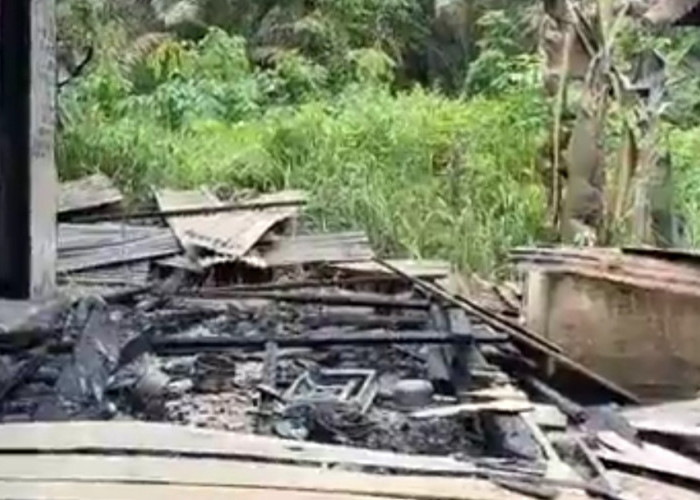 Rumah Terduga Pelaku Pembunuhan Panitia Pengawas Pemilu Selangit Musi Rawas Dibakar Massa
