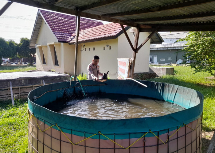 Polsek Indralaya Ogan Ilir Monitoring Kolam Ikan untuk Dukung Program Ketahanan Pangan