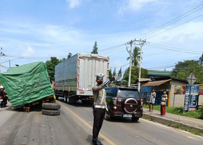 Truk Patah As di Simpang Pasir Putih Sebabkan Jalintim Palembang–Betung Macet Parah