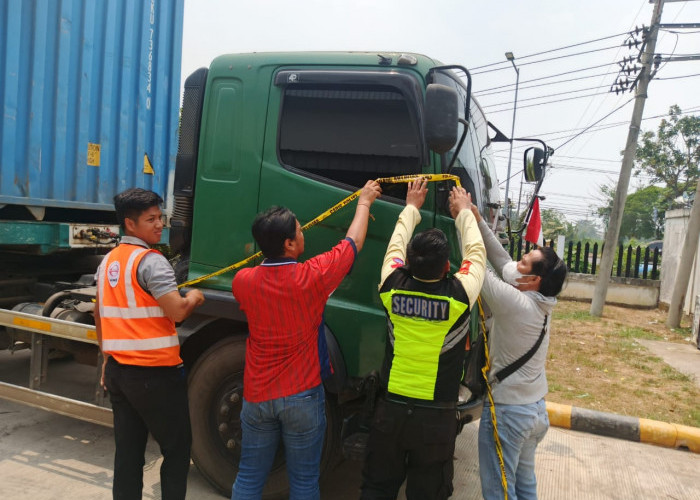 Betulkan Kabel Internet Semrawut, Sopir Truk Kontainer Meninggal, Kernetnya Kritis Tersengat Kabel Listrik  