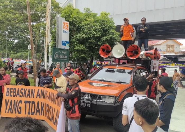 Keluarga 4 Tersangka Kasus Pembunuhan dan Rudapaksa Siswi SMP Geruduk Kejari Palembang