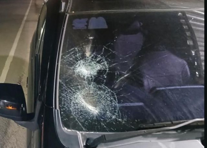 Melintas di Jalan Lebak Murni Sako, Kaca Mobil Pecah Dilempari Batu Diduga oleh Kelompok Remaja  