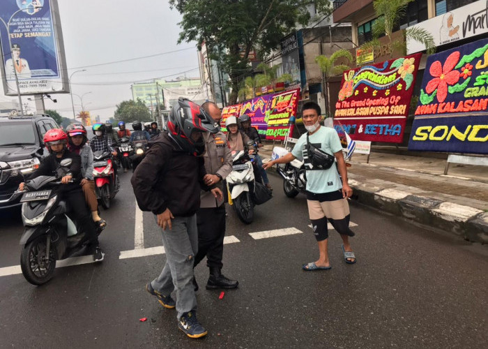 Saat ke Kantor, Kapolda Sumsel Evakuasi Korban Kecelakaan di Jalan Sudirman Palembang 