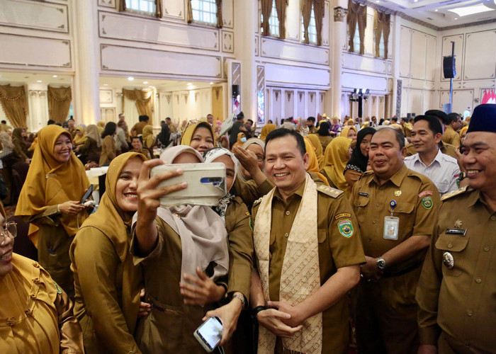 Penjabat Gubernur Sumatera Selatan Hadiri Peringatan Hari Guru Nasional 2024 di Palembang