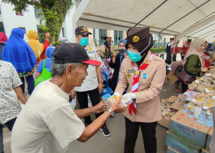 Wakil Wali Kota Palembang Bagikan 1.500 Nasi Bungkus