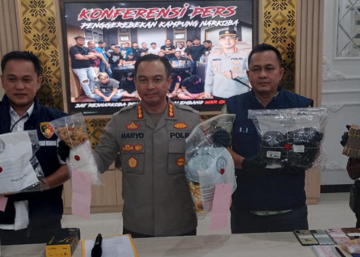 Polisi Gerebek Lorong Cek Latah Palembang, Amankan 6,5 Kilogram Sabu-Sabu dan 5 Orang Warga, 1 Perempuan