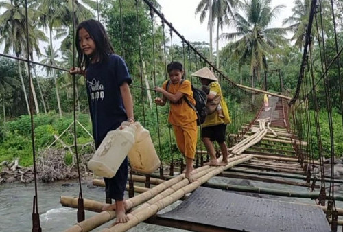 Jembatan Gantung Rusak Parah, Warga Nekat Melintas
