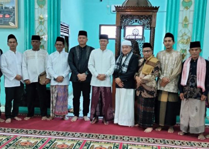 Penjabat Walikota Prabumulih H. Elman Laksanakan Shalat Idul Adha dan Serahkan Hewan Qurban di Masjid Al-Muhaj