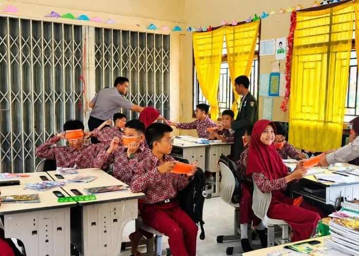 Asap Pekat, Polres Musi Rawas Bagikan Masker dan Periksa Kesehatan Lansia serta Anak-Anak