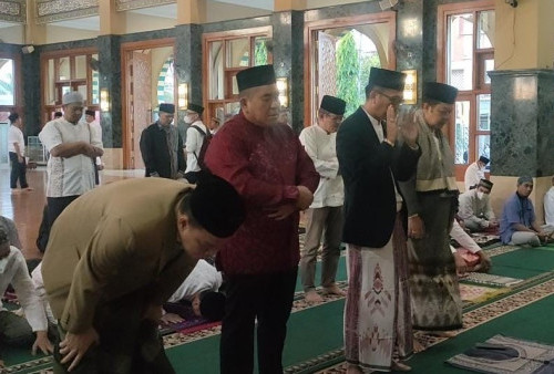 Ratu Dewa Melaksanakan Shalat Idul Adha Bersama Warga di Masjid Darussai'd